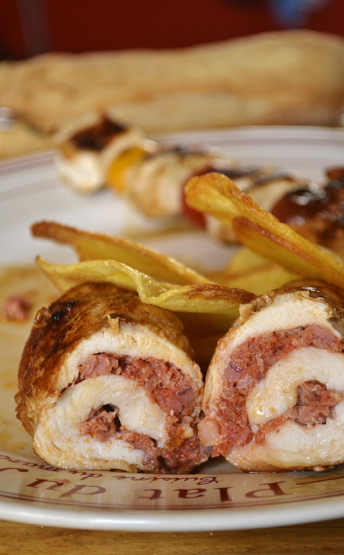 A table avec un rôti farci au chorizo et servi dans une assiette plat du jour sur Kaderick en Kuizinn© A table avec un rôti farci au chorizo et servi dans une assiette plat du jour avec des chips de pomme de terre bio maison