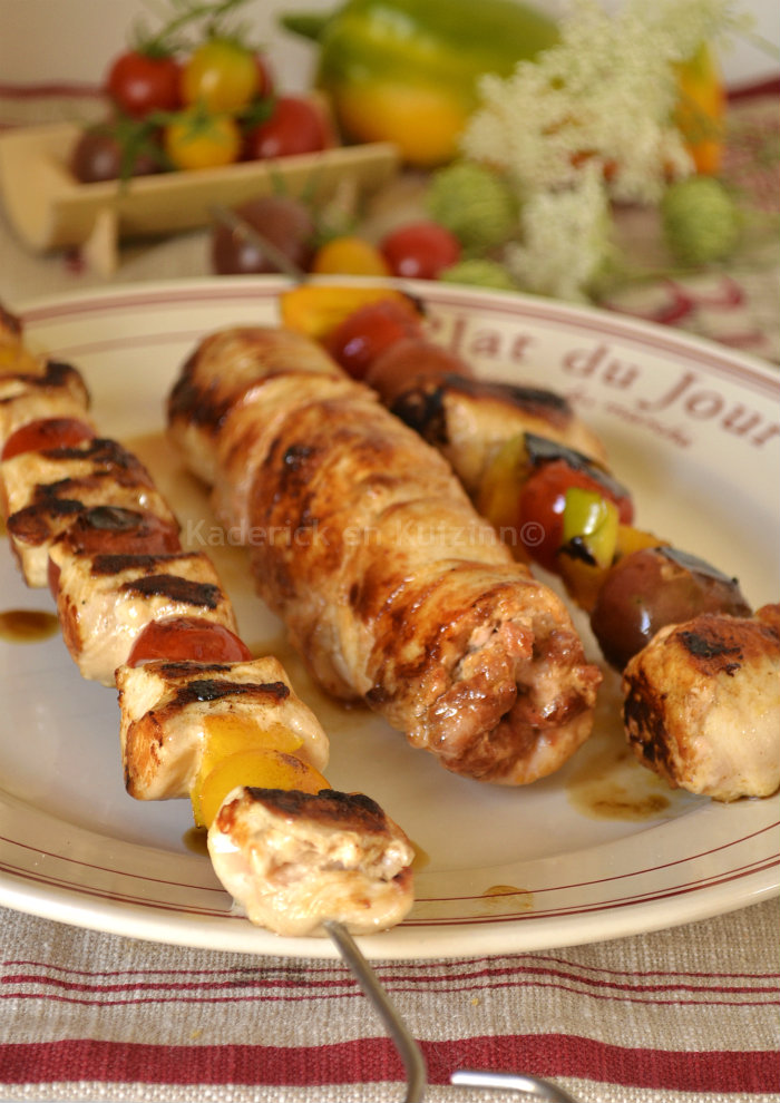 Dégustation du poulet farci au chorizo à cuire en rôti ou brochettes cuitent à la plancha sur Kaderick en Kuizinn© Dégustation du poulet farci au chorizo à cuire en rôti ou brochettes cuitent à la plancha à gaz simogas