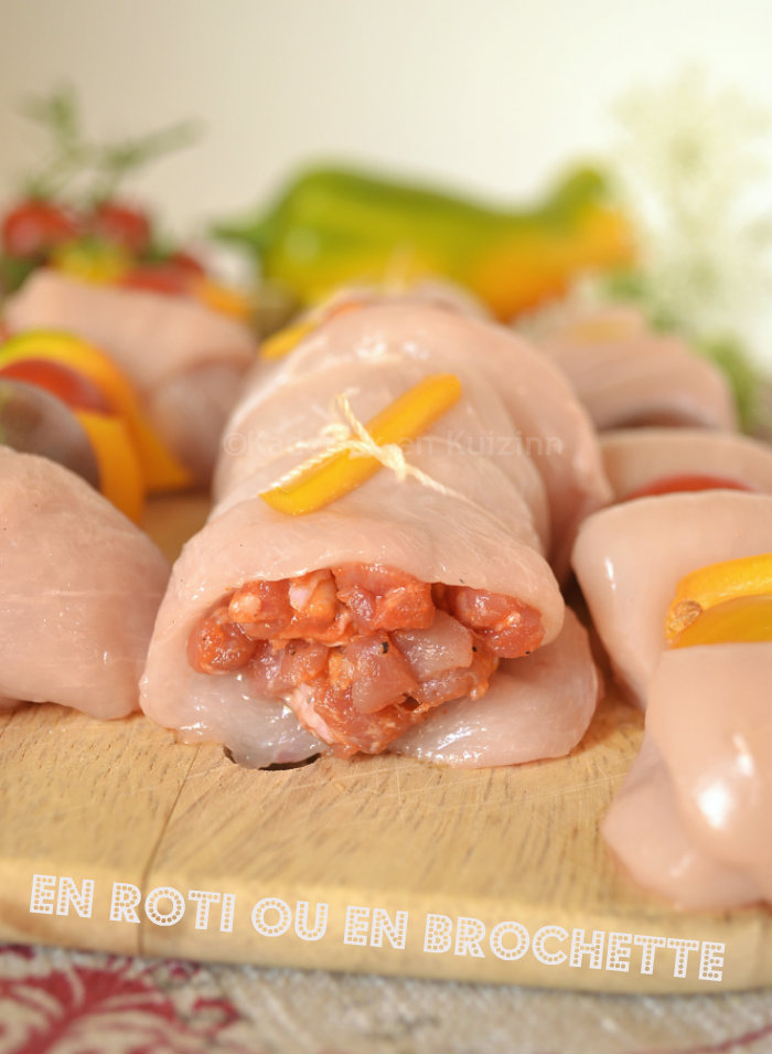 Poulet farci au chorizo en rôti ou brochettes à la plancha sur Kaderick en Kuizinn© Poulet farci au chorizo à cuire en rôti ou brochettes à la plancha avec des tomates cerises et du poivron bio
