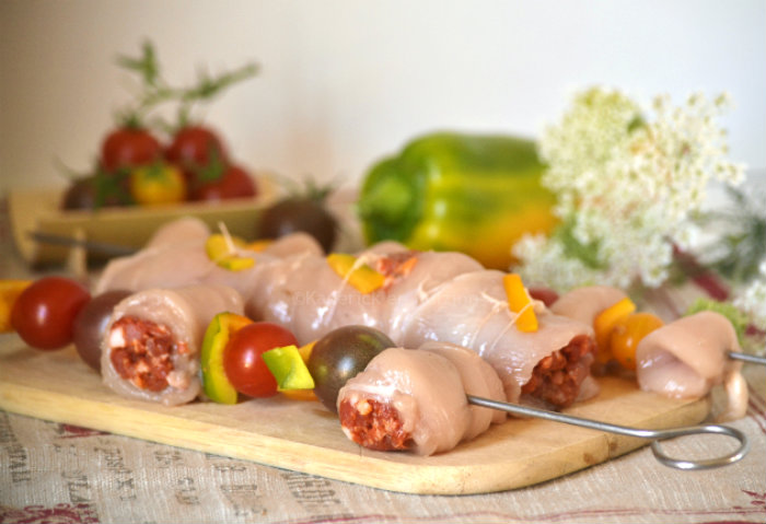 Recette plancha avec du poulet au chorizo en rôti ou en brochette sur Kaderick en Kuizinn© Recette plancha avec du poulet au chorizo en rôti ou en brochette avec des tomates cerises et du poivron bio