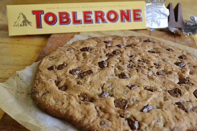Cookie géant au toblerone® - Kaderick en Kuizinn© Défi goûter avec la recette du cookie géant au toblerone® pour un dessert ou un goûter trop gourmand - Kaderick en Kuizinn©